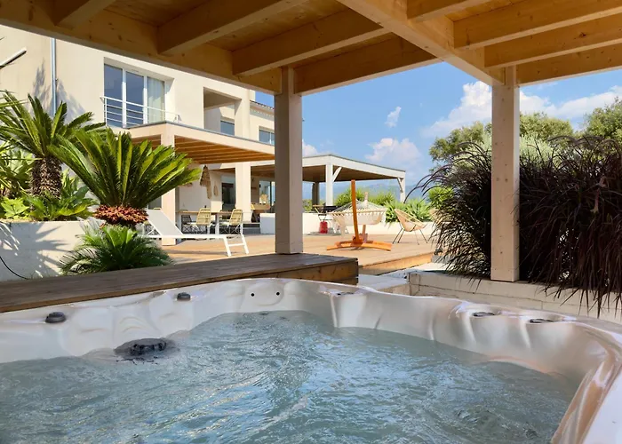 Villaserenita Piscine Chauffee, Jacuzzi, Petanque Villa